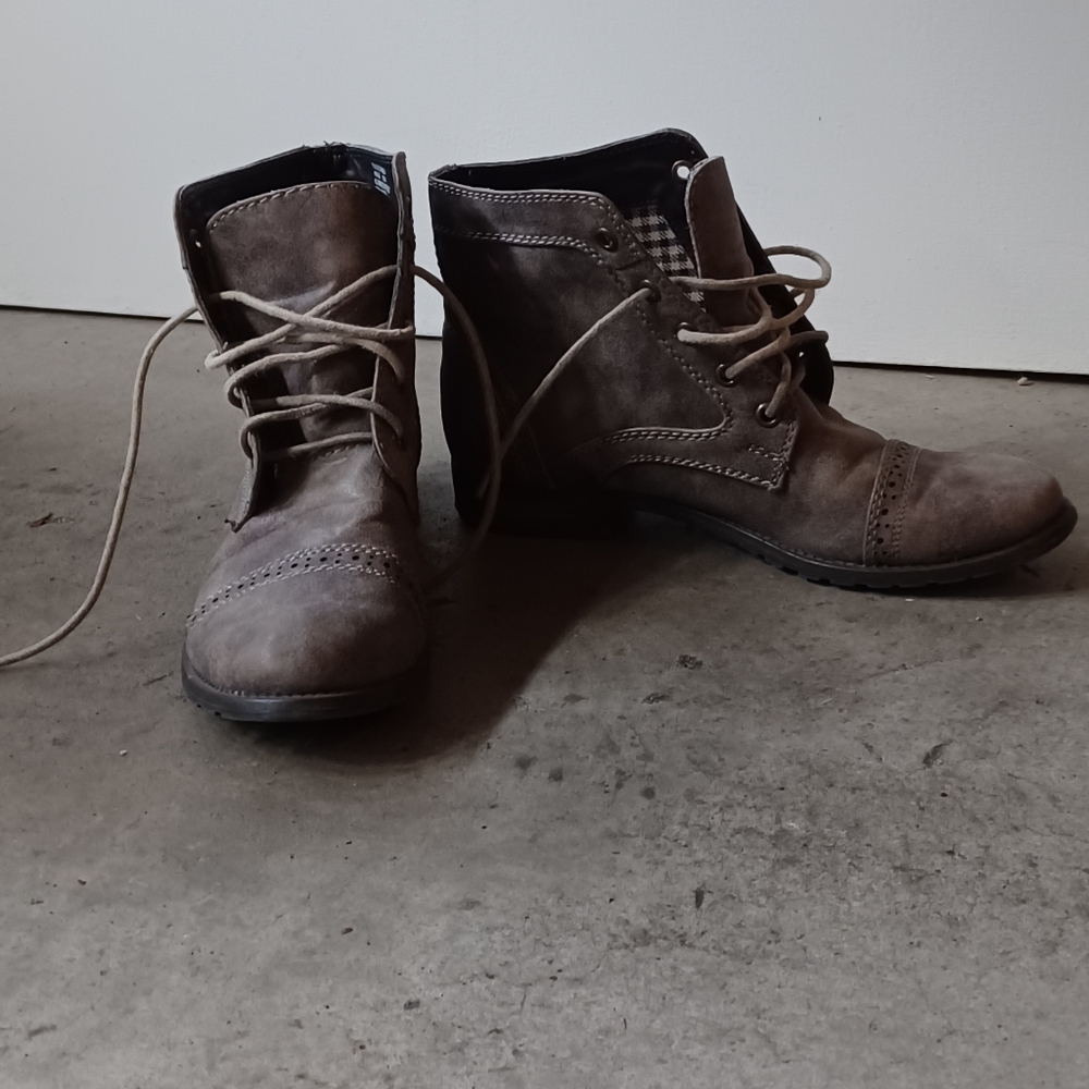 G.H. Bass & Co. Pamela Boots - Picture 3 of 9